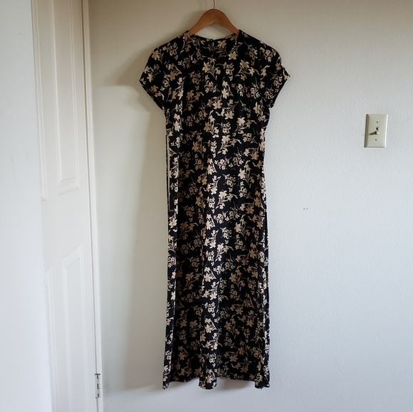 None Dresses & Skirts - Black and gold pattern maxi short sleeve dress